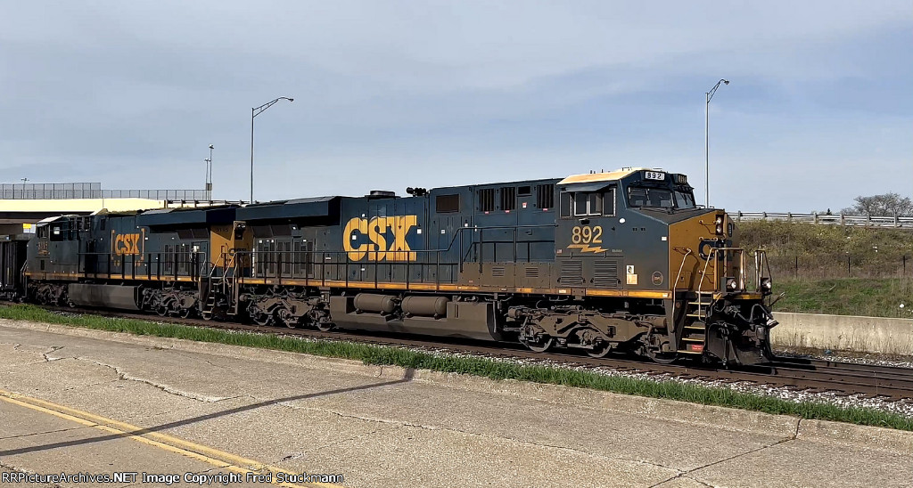 CSX 892 leads L321.